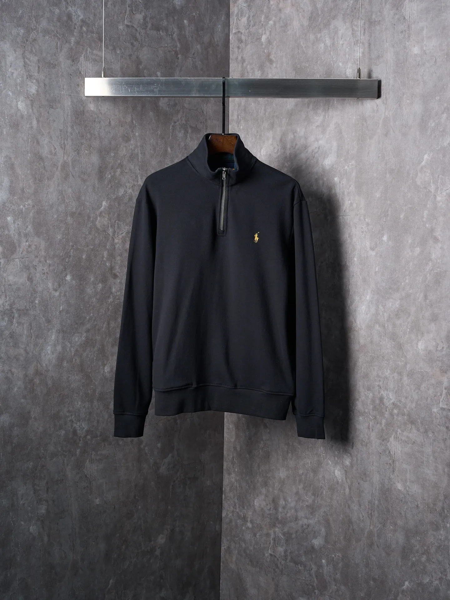 P360 Actual auction] Ralph Lauren/Ralph Lauren gold pony embroidered half turtleneck sweatshirt [Ready stock] S M L The half-zipper design is sublimated, casual yet stylish. In the name of design, it creates a new fashionable realm for sweatshirts. It adopts imported machine embroidery technology and uses advanced computer control systems and precision mechanical components to realize pony mark embroidery operations with high precision. The lines are smooth and delicate. The fabrics have been washed and feel better. Not easy to deform, not easy to shrink, not easy to fade, and maintain long-term beauty and fit.